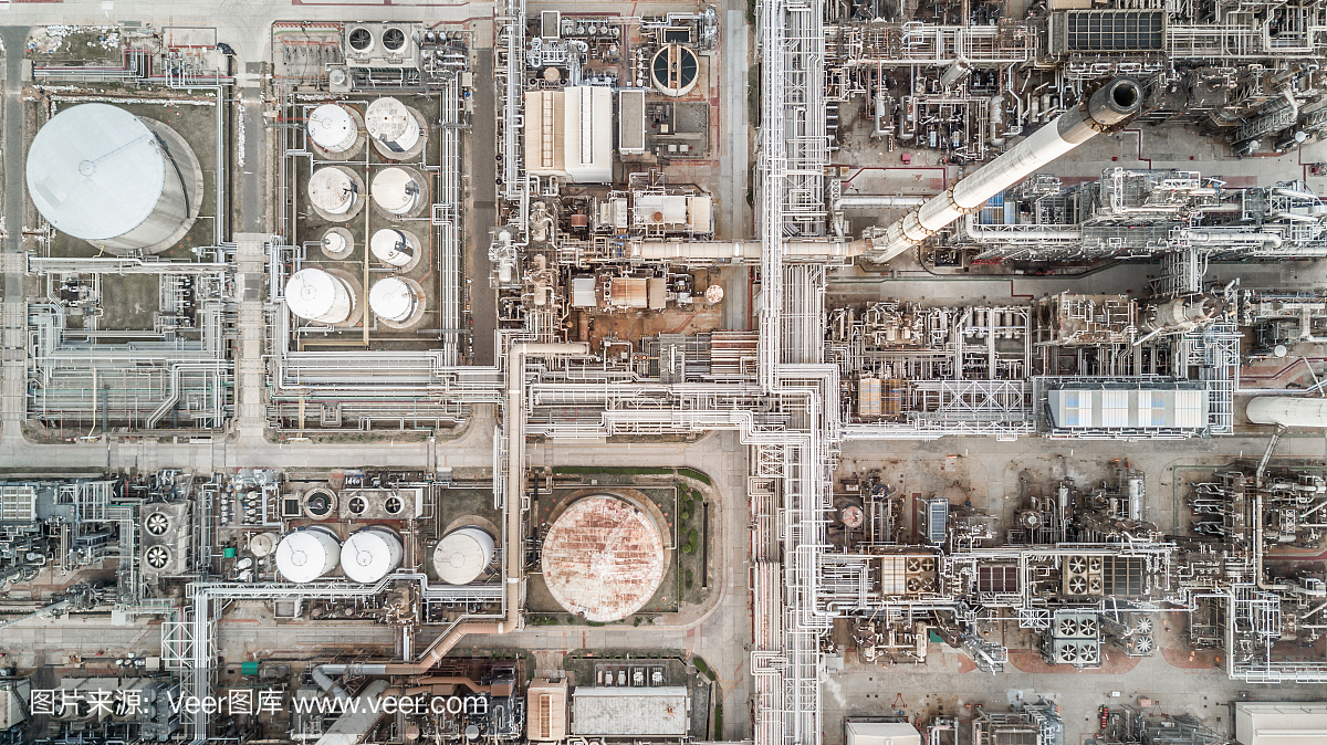 鳥瞰圖油品碼頭是用于存儲石油和石化產品的工業設施,準備運輸到進一步的存儲設施。