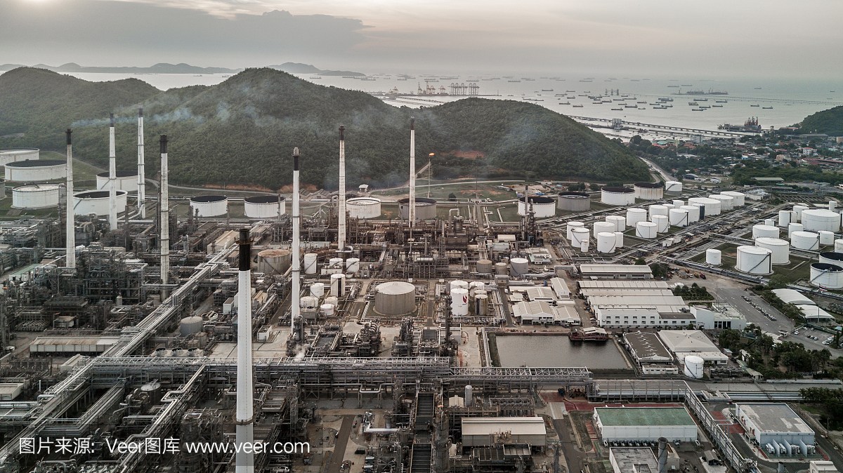 鳥瞰圖油品碼頭是用于存儲石油和石化產品的工業設施,準備運輸到進一步的存儲設施。